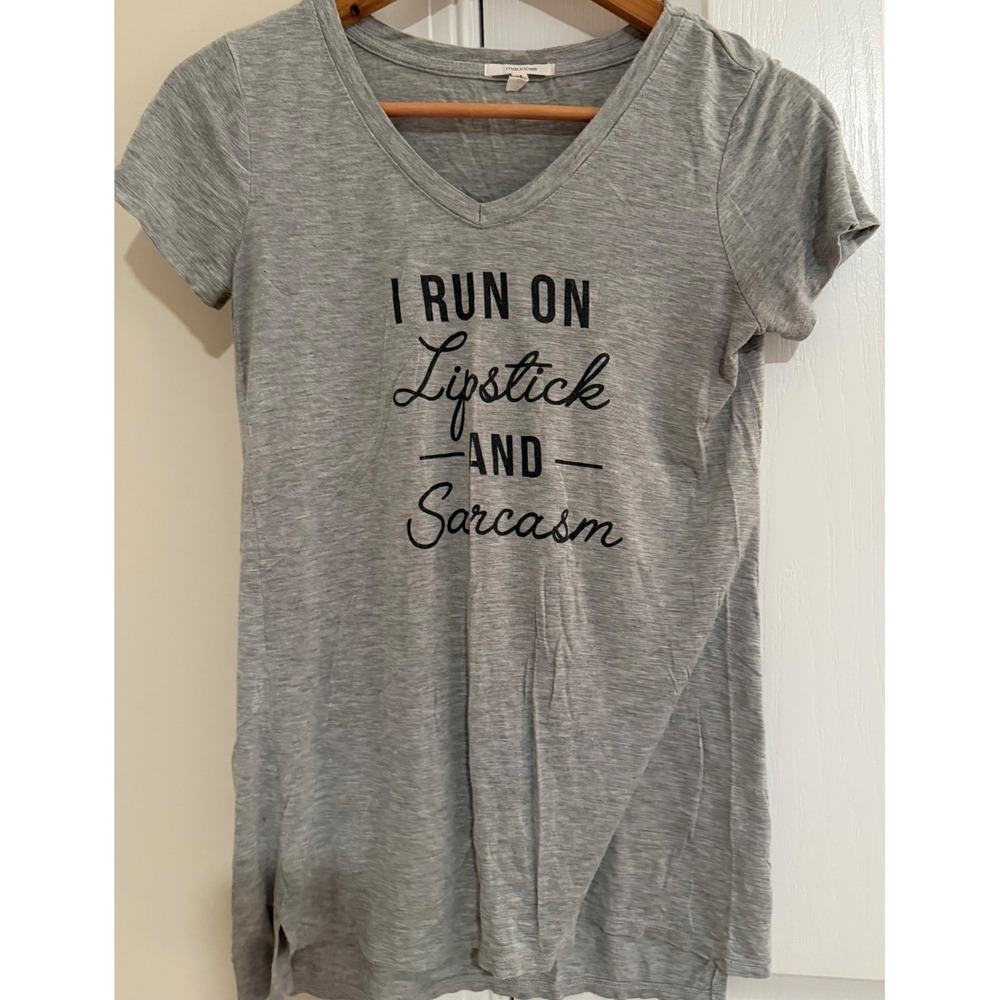 Maurices Womens XS Gray I Run On Lipstick And Sarcasm Graphic V-Neck T-Shirt